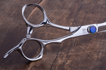 Preview: Haarschere  ,Mitzaki-Shiro 600, 6.0" ZOLL,440C Japanstahl, Hohl geschliffen, ergonomische Formgebung, Schneiden mit Semikonvexschliff, fester Fingerhaken - Rändelschraube mit safirblauem Schmucksteinbe